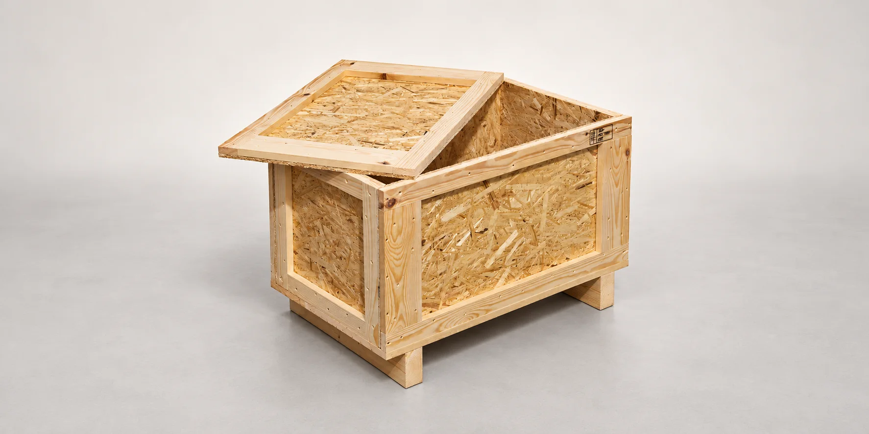Embalaje de madera con tapa abierta