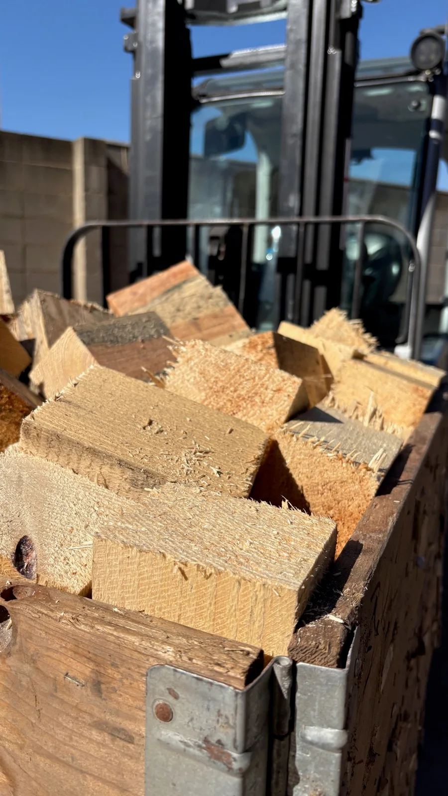 Tacos y piezas de madera recuperados para aprovechar la materia prima en Palets Tornero
